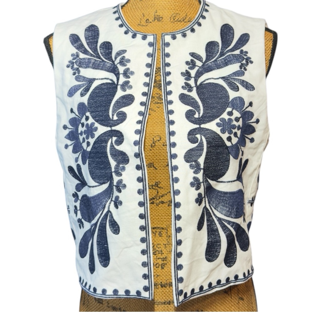 Embroidered vest white with blue stitching Women’s size medium | D15
